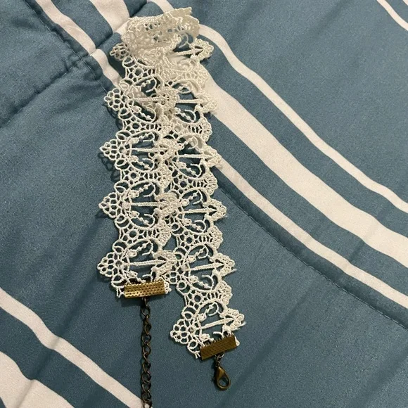 Vintage White Lace Choker Necklace - Picture 2 of 4